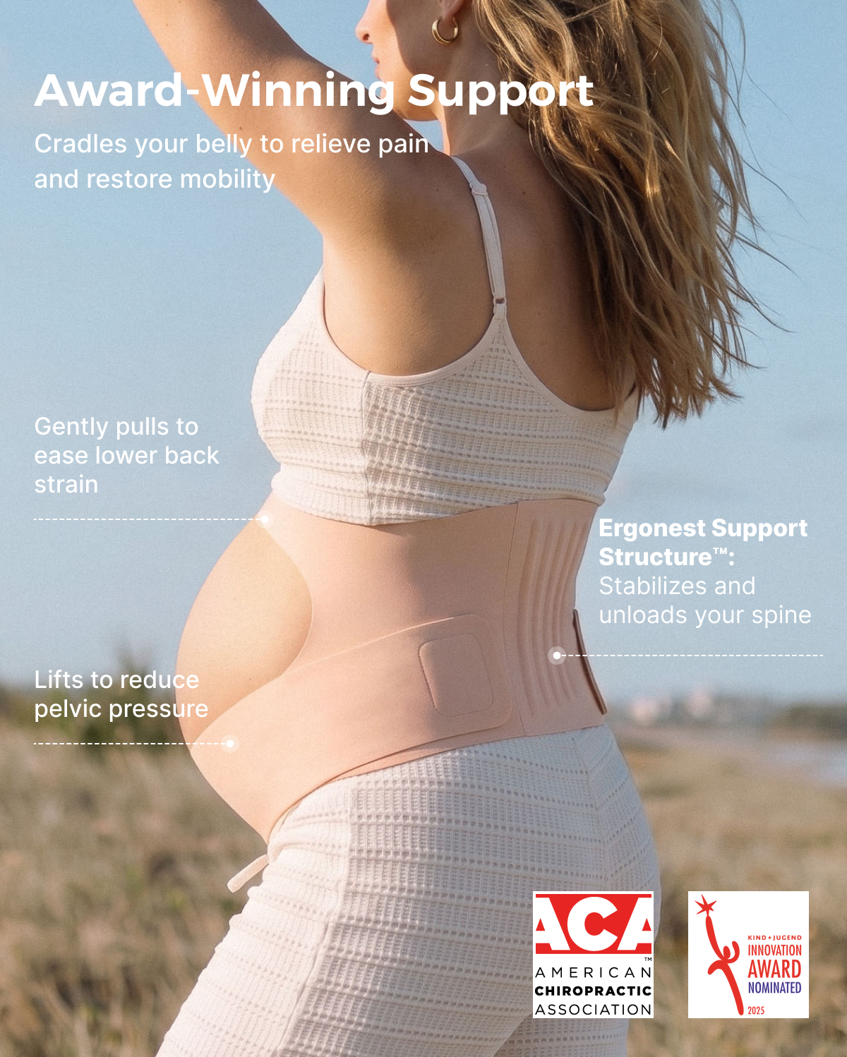 Schwangere am Meer mit rosé Bauchband, Ergonest Support Structure™ beschriftet