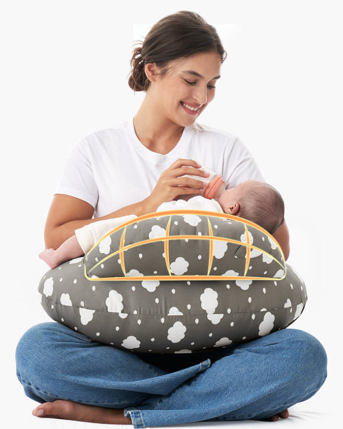 Translation missing: de.Momcozy Stillkissen in Grau mit Wolkenmuster, Mutter gibt dem Baby das Fläschchen